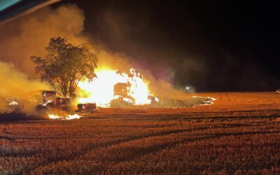 600 Heuballen nahe Raststätte in Flammen